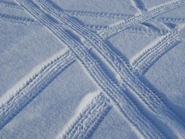 雪の中に車が通った跡 — ストック写真