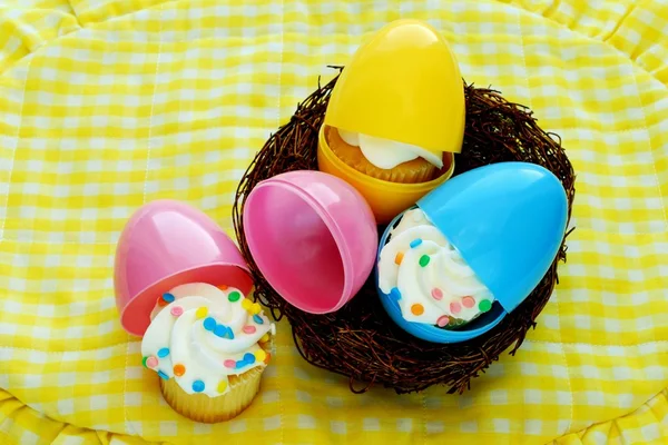 Cupcakes kikelnek a húsvéti tojás Jogdíjmentes Stock Fotók