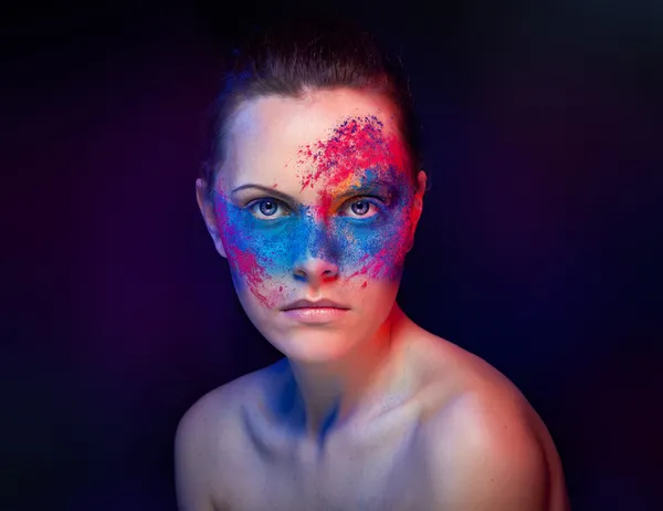 Une fille avec un maquillage lumineux peinture corporelle inhabituelle — Photo