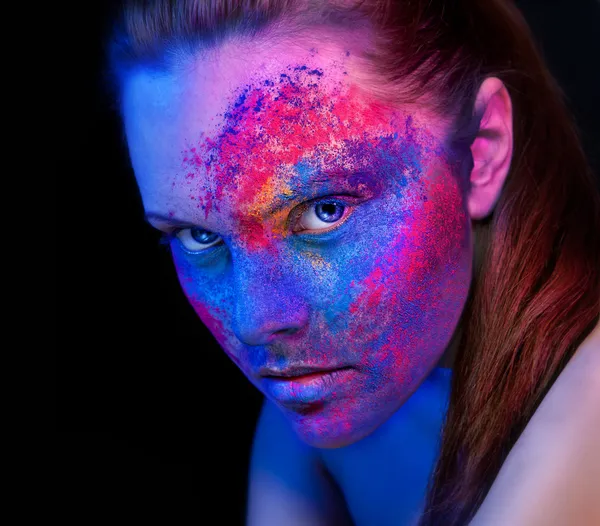 Une fille avec un maquillage lumineux peinture corporelle inhabituelle — Photo