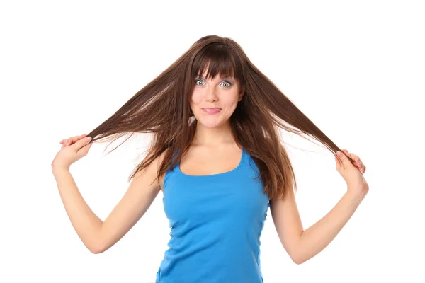 Menina alegre e alegre se apega ao seu cabelo — Fotografia de Stock