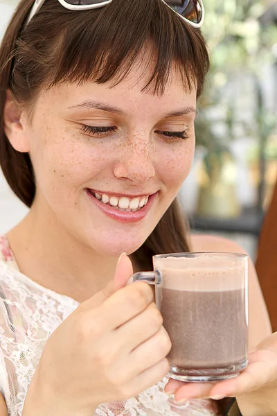 ココアのマグカップを持つ少女を手に笑顔 — ストック写真