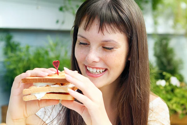 Schoonheid van de jonge vrouw eten boterham met groenten — Stockfoto