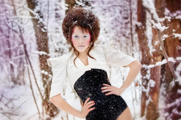 Chica con un estilo inusual en el bosque de invierno — Stockfoto