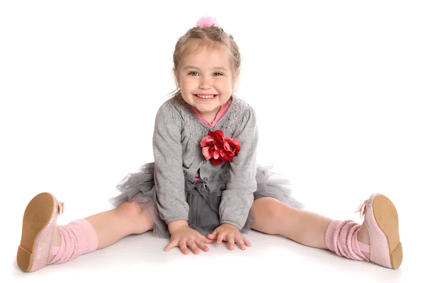 Menina bonito sentado no chão e sorrindo — Fotografia de Stock