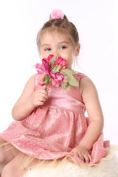 Девушка с искусственным цветком — стоковое фото