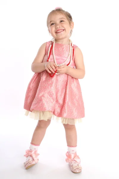 Kis baba lány táncos játszik a gyöngyök — Stock Fotó