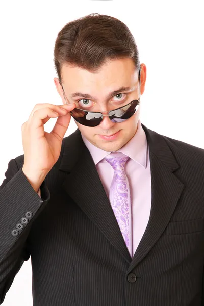 Biznesmen w okularach wygląda krzywo — Zdjęcie stockowe