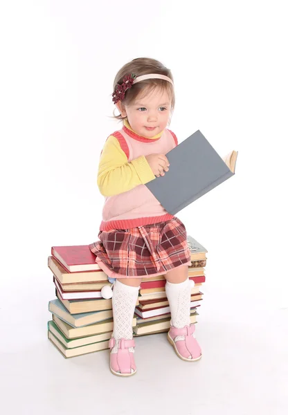 Little girl thoughtfully reading a book — Stock Photo, Image