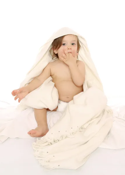 Küçük kız bebek havlu ile — Stok fotoğraf