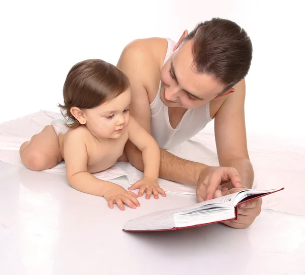 Πατέρας και κόρη διαβάζουν ένα βιβλίο. — Φωτογραφία Αρχείου