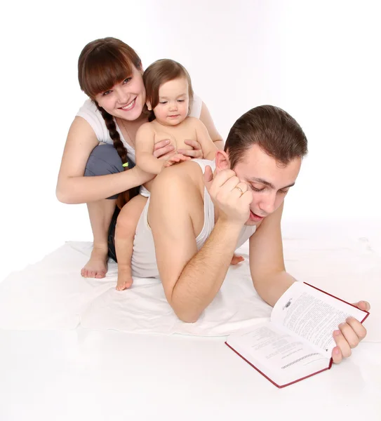 Отец, мать и дочь прочли книгу — стоковое фото