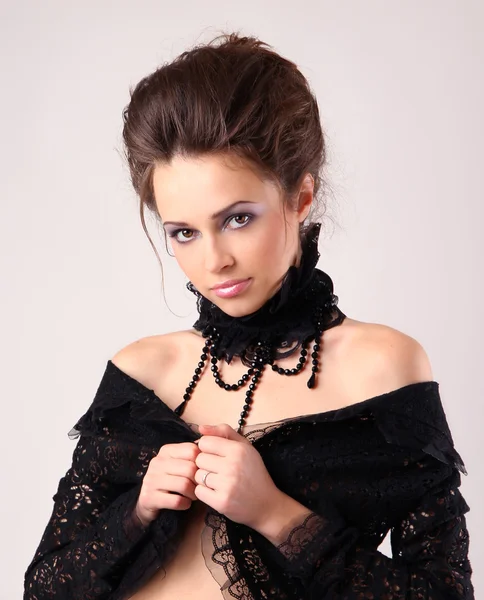 Retro jonge dame op zwarte jurk — Stockfoto