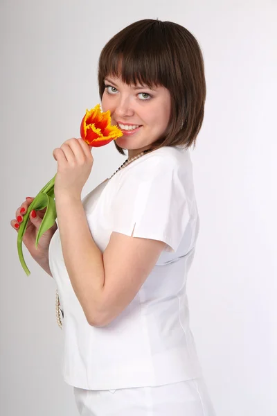 Chica con un tulipán de flor en la mano — Foto de Stock
