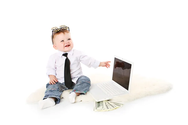 Μικρό νεαρός επιχειρηματίας βρίσκεται σε ένα φορητό υπολογιστή και χρήματα — Φωτογραφία Αρχείου