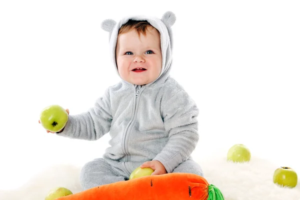 Enfant tenant des pommes et souriant — Photo