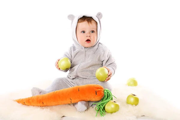 Ребенок с большой морковкой и яблоками — стоковое фото