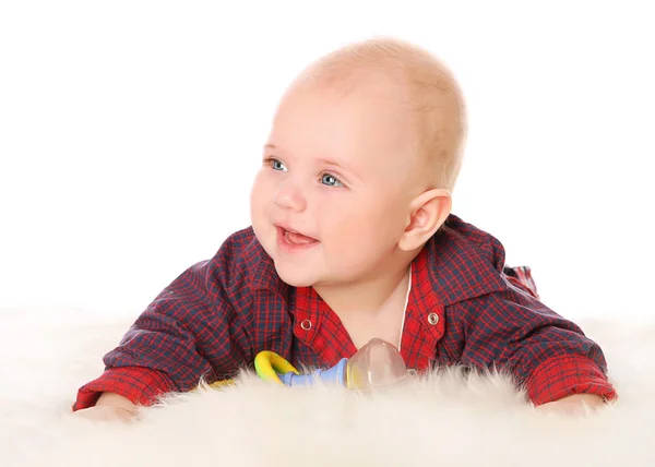 Niedliches Baby auf dem Fell im hellen Hemd — Stockfoto