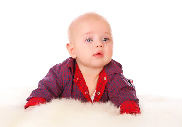 Kürk parlak gömlekli üzerinde şirin bebek — Stok fotoğraf