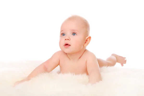 Kürkün üzerinde çıplak şirin bebek — Stok fotoğraf