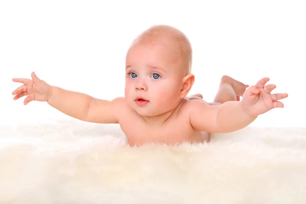 Симпатичный голый ребенок на меху — стоковое фото