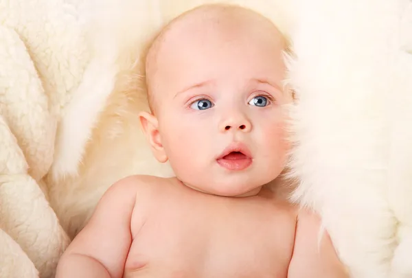 可爱的裸体宝宝上毛皮 — 图库照片