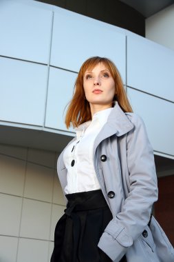 Stil kadın ofis bina yakınındaki kalıyor