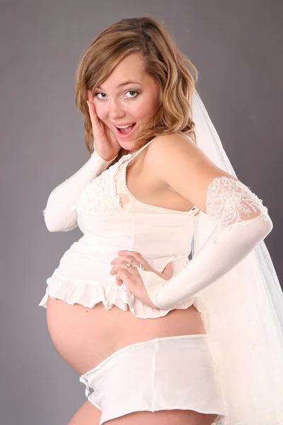 Gravid ung mamma i brudens klänning — Stockfoto