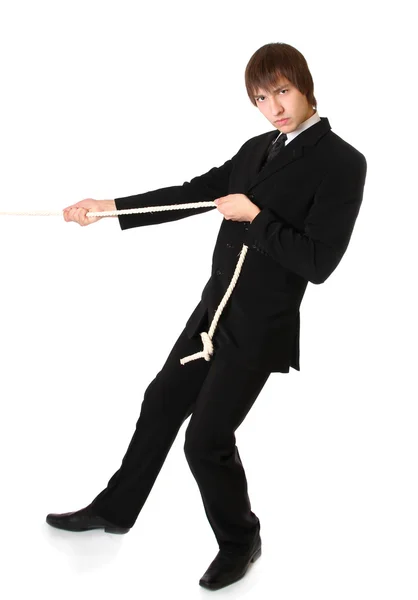Człowiek w garniturze ciągnięcie liny — Zdjęcie stockowe
