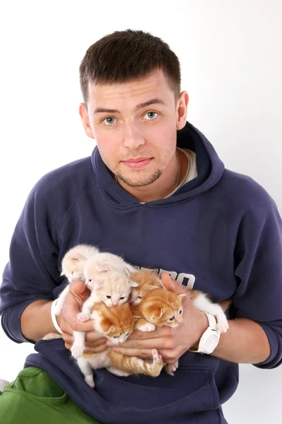 Mann mit vielen Kätzchen an der Hand — Stockfoto