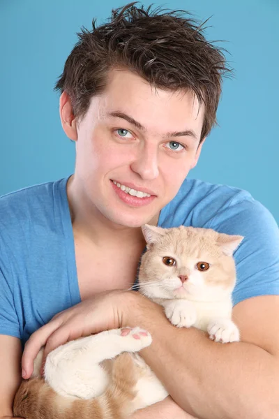 Een man met een kat in haar armen — Stockfoto