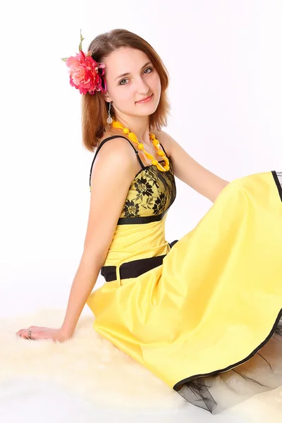 Meisje in een gele jurk — Stockfoto