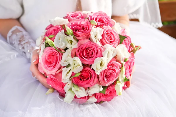 Νύφη κρατώντας ένα γαμήλιο μπουκέτο τριαντάφυλλα — Φωτογραφία Αρχείου