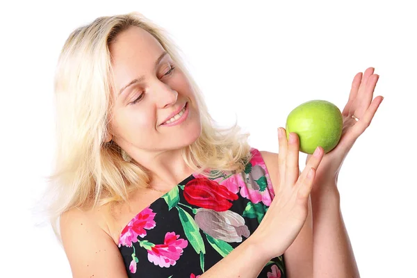 Κλείστε eyed γυναίκα κυκλώνοντας το μήλο — Φωτογραφία Αρχείου