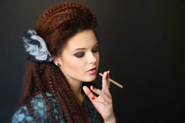Stijlvolle gegolfd hair meisje in jurk met sigaret — Stockfoto