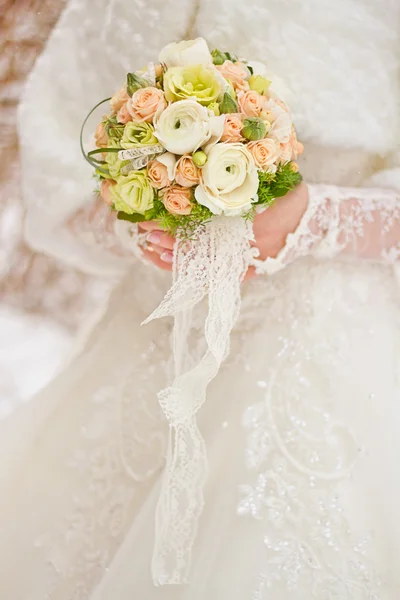 Bouquet da sposa di fiori multicolori — Foto Stock