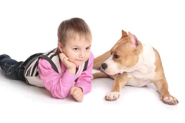 Bambino che gioca con il cane — Foto Stock