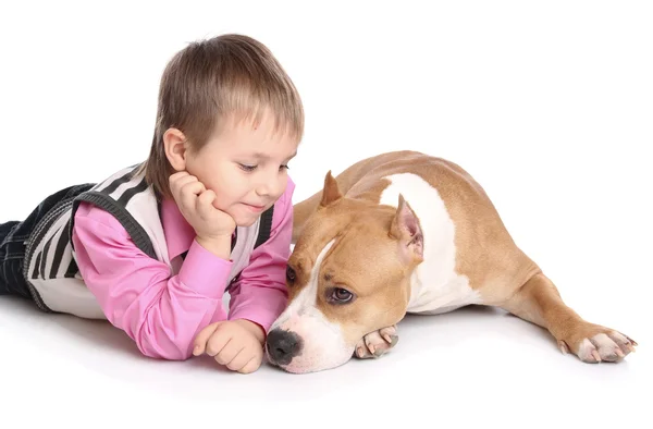 Kind spielt mit dem Hund — Stockfoto