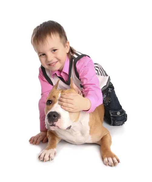 Ребенок играет с собакой — стоковое фото