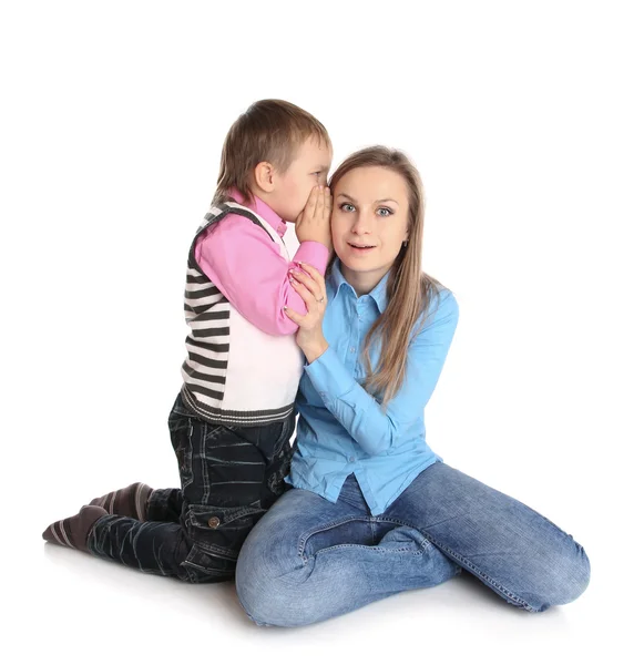 Criança diz a orelha de sua mãe — Fotografia de Stock