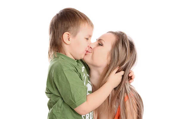 Mamma kysser hennes son — Stockfoto