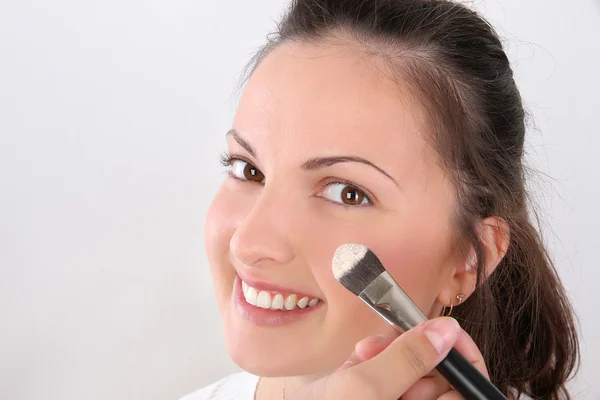 Les maquilleurs appliquent un modèle de maquillage — Photo