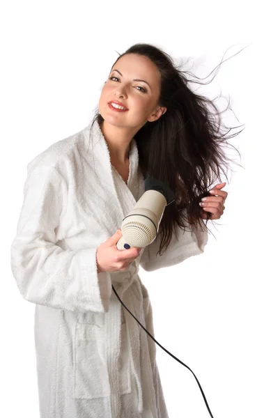Mulher está secando o cabelo — Fotografia de Stock