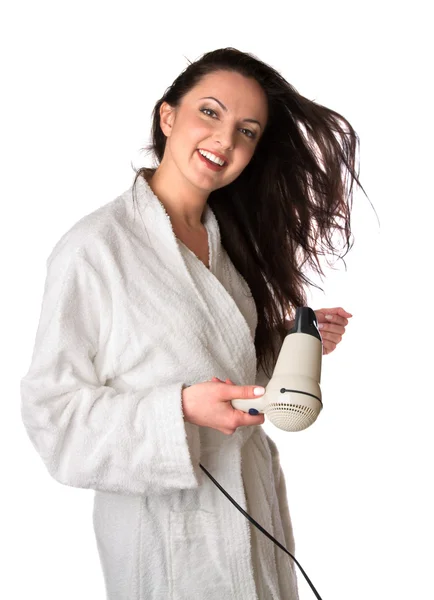 Женщина сушит волосы — стоковое фото