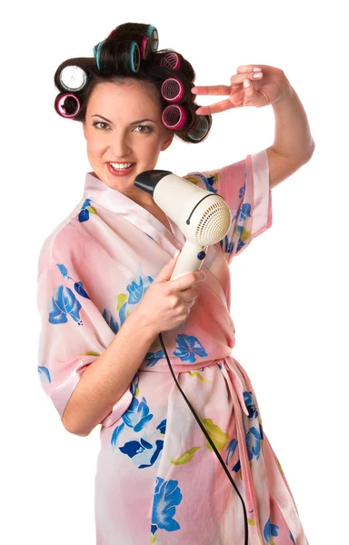 Kadın saç kurutma makinesi karaoke şarkı söylüyor — Stok fotoğraf