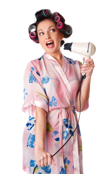 Kadın saç kurutma makinesi karaoke şarkı söylüyor — Stok fotoğraf