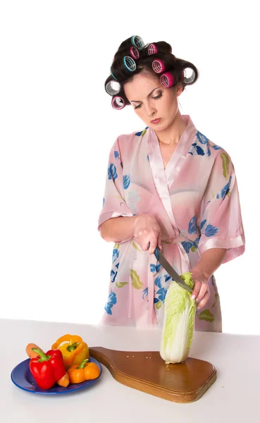 Vrouw bereidt de salade — Stockfoto