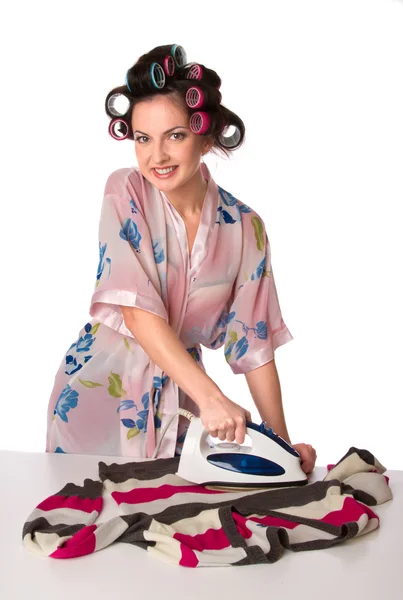 Frau bügelt Wäsche — Stockfoto