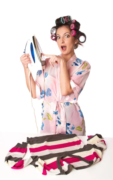 Mujer está planchando ropa — Foto de Stock