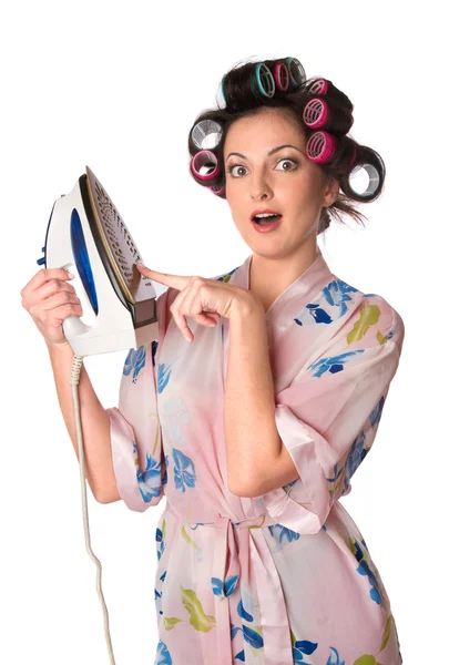 Vrouw is verbaasd met heet strijkijzer — Stockfoto